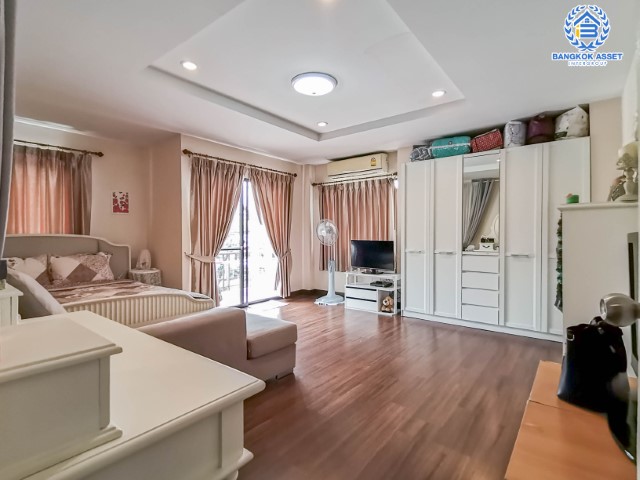 *****บ้านแฝดมือสองย่านนนทบุรี ม.ลิฟวิ่งพาร์ค พระราม5 บนเนื้อที่ 36.40 ตร.ว. ฟังก์ชันจัดเต็ม 4 ห้องนอน 4 ห้องน้ำ บ้านสวยพร้อมเข้าอยู่ สไตล์โมเดิร์น น่าอยู่ พื้นที่เยอะมาก แถมฟรี !! เครื่องปรับอากาศ 3 เครื่อง บนทำเลศักยภาพ เดินทางสะดวก เชื่อมต่อถนนหลายเส้นทาง ใกล้ทางด่วน "ศรีรัช"